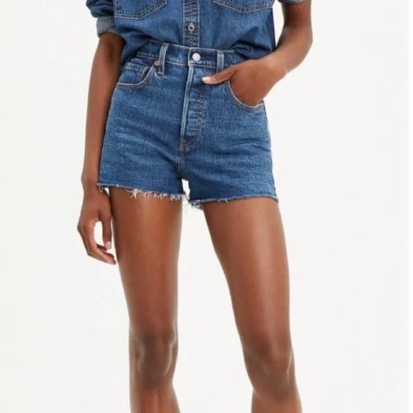 Levi’s premium ribcage denim shorts - Picture 7 of 8